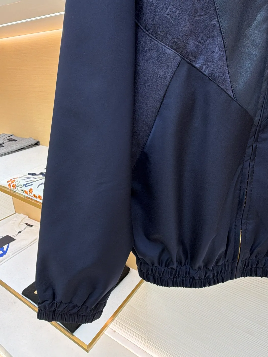 LOUIS VUITTON Presbyopic embossed stitching leather jacket ●Original version: Purchased and developed by 34774 ●Item number: 1681869-C20 ●Fabric: nylon fabric ●Technology: embossed production ●Version: fitted version ●Weight: about 835 grams ●Size: 46-48-50-52 ●Description: The main body of the garment is made of 100% nylon material, which is very breathable. You will not feel stuffy at all when wearing it. The cuffs, collar and front are all made of soft sheep leather, which is smooth to the touch and has a full texture! Classic Monogram embossed suede leather inserts. The high collar design with elastic cuffs and hem is not only windproof and warm, but also allows you to move freely without feeling restricted at all! The zipper opening and closing design on the side is also very considerate, making it very convenient to put on and take off. There are also practical pockets on both sides, which can hold many small items. It is fully functional and can be matched with many types of clothing to create a fashionable look. The overall wiring is straight and delicate, the fabric is comfortable and soft, and the color is consistent without color difference. It can be matched with the same style to create a fashionable look and control various occasions. Customized accessories, complete with three standards, same style for men and women!